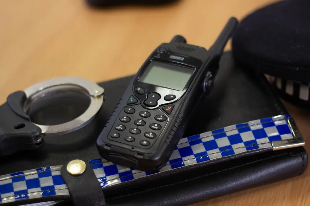 Radio de sécurité, menottes et trousseau de clés d'un agent pénitentiaire, matériel pour la surveillance en prison.
