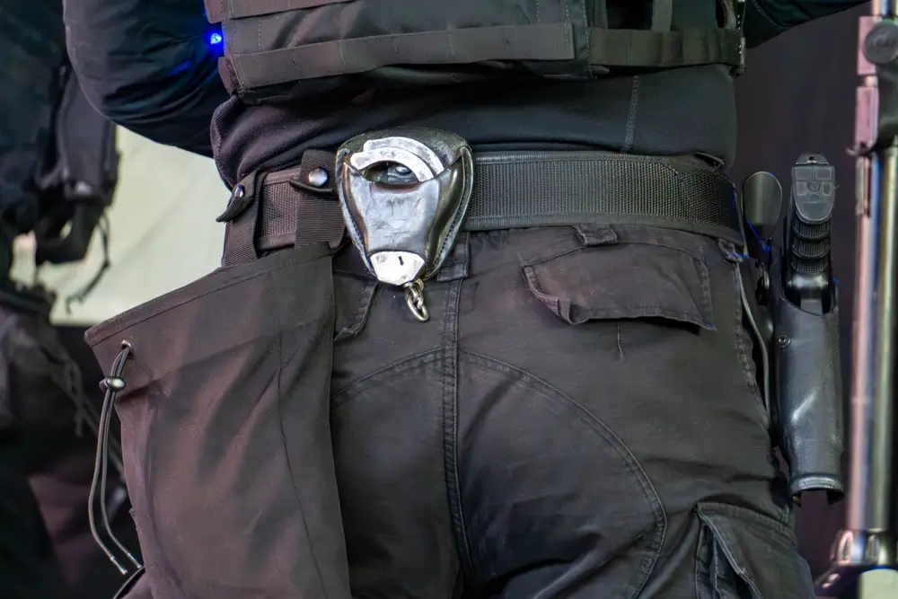 Équipement de sécurité pénitentiaire : uniforme, ceinturon et menottes