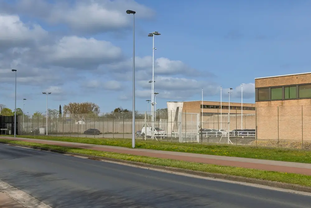 Bâtiment d'un établissement pénitentiaire entouré de hauts murs sécurisés